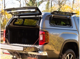 Aeroklas Stylish felépítmény - jobb felnyitható, bal kipattintható oldalüveg - <span style="color:#FFA500;">alapozott</span> - Amarok D/C 2023-