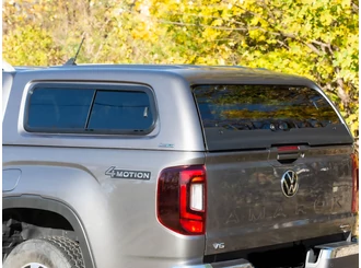 Aeroklas Stylish felépítmény - csúsztatható oldalüveg - <span style="color:#FFA500;">alapozott</span> - Amarok D/C 2023-