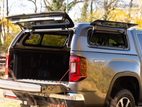 Aeroklas Stylish felépítmény - jobb felnyitható, bal kipattintható oldalüveg - <span style="color:#FFA500;">alapozott</span> - Amarok D/C 2023-